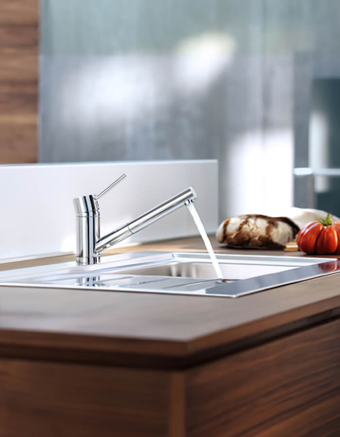 龙头﻿光滑的镀铬主体，在设计低调的厨房中展现视觉上的对比冲击。